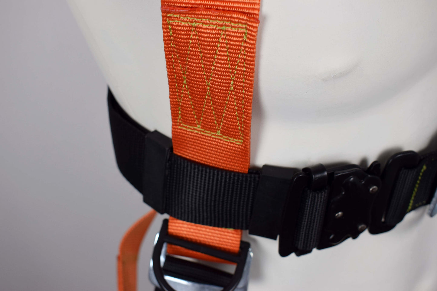 ARESTA MEWP Kit 4 - Double Point Safety Harness - 2m Adjustable Webbing Lanyard - Screw-gate Carabiner x2 - Kit Bag
