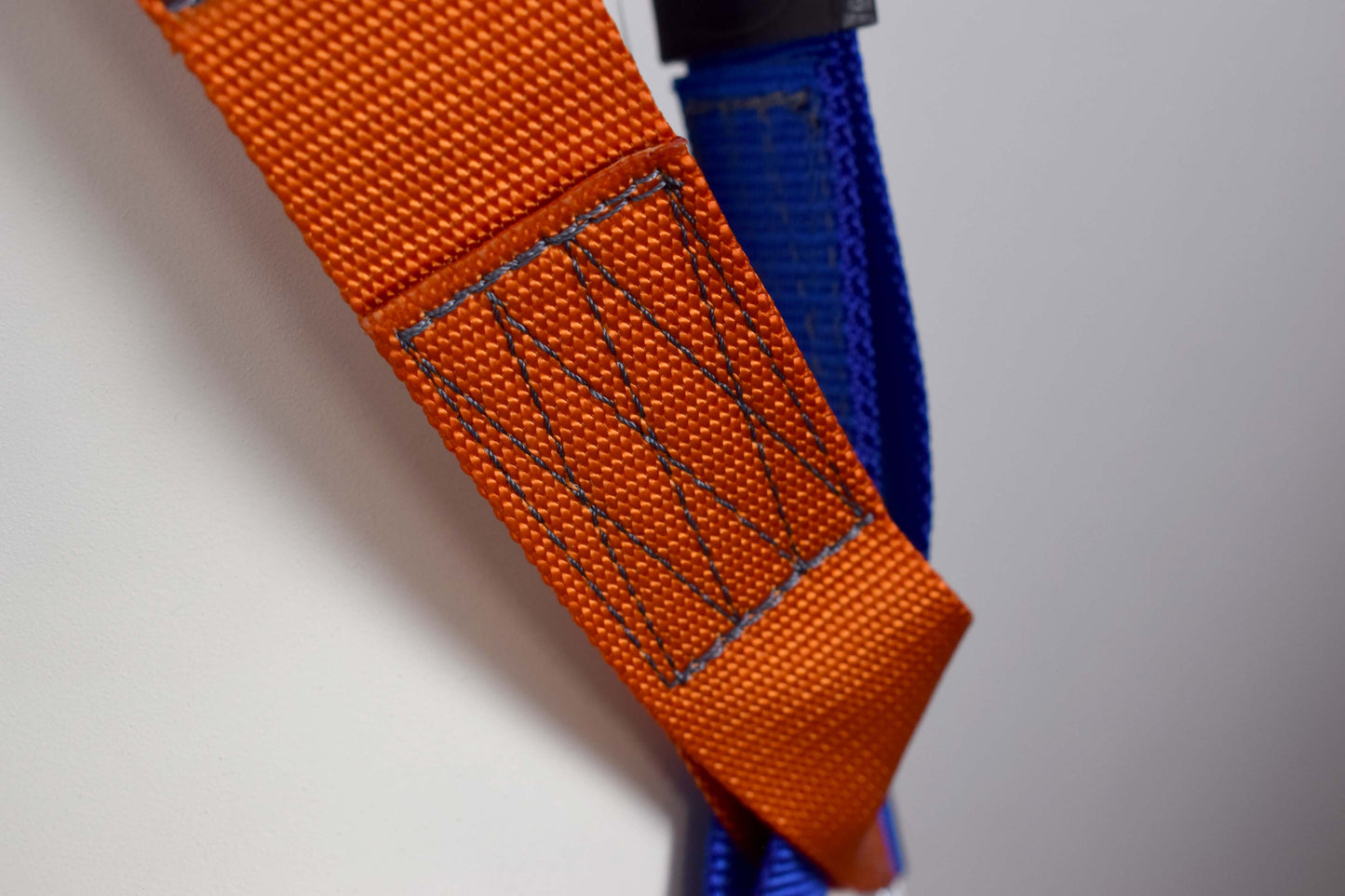 ARESTA MEWP Kit 4S - Double Point Safety Harness - standard buckle - 2m Adjustable Webbing Lanyard - Screw-gate Carabiner x2 - Kit Bag