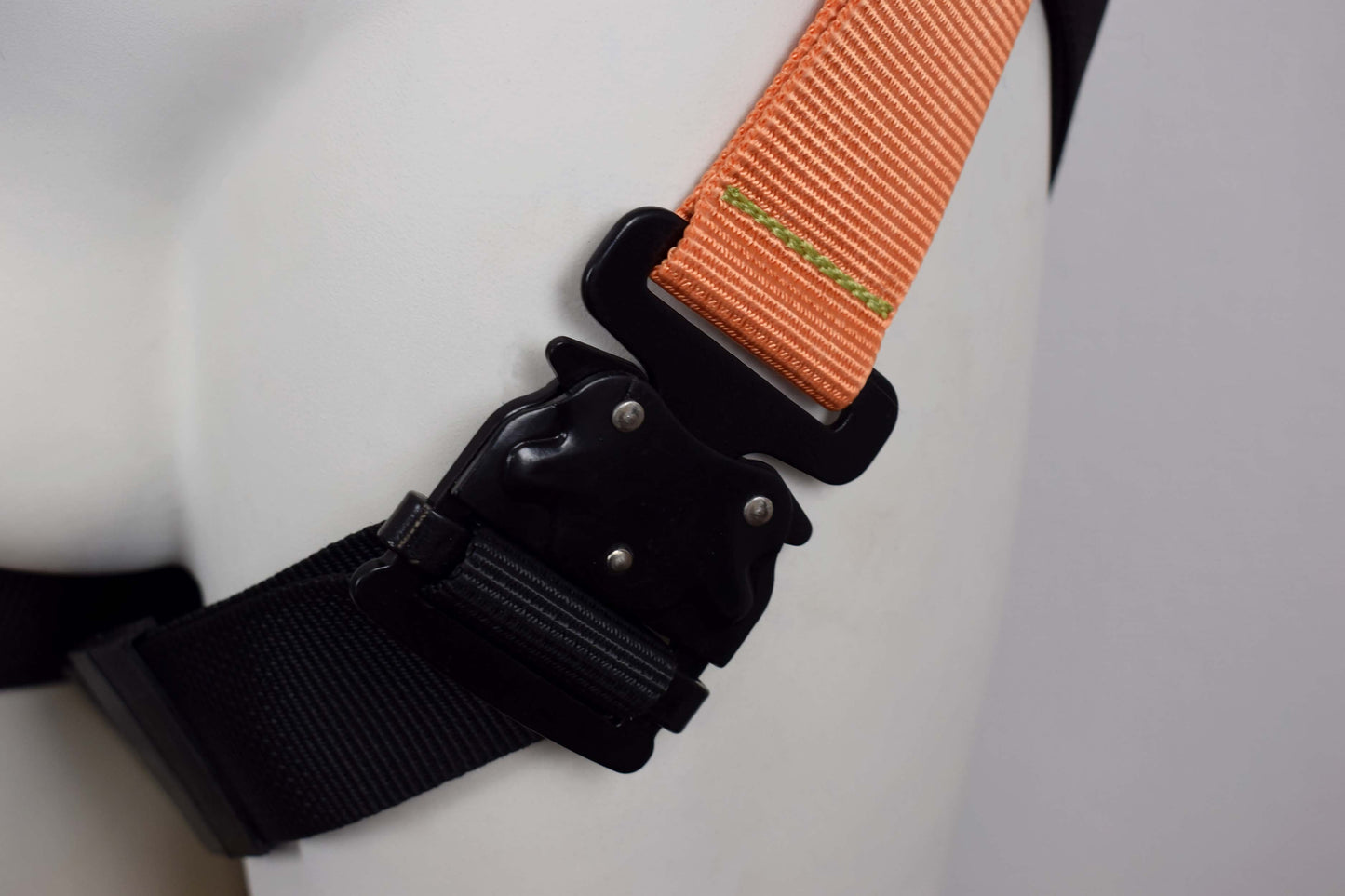 ARESTA MEWP Kit 3 - Single Point Safety Harness - 2m Adjustable Webbing Lanyard - Screw-gate Carabiner x2 - Kit Bag
